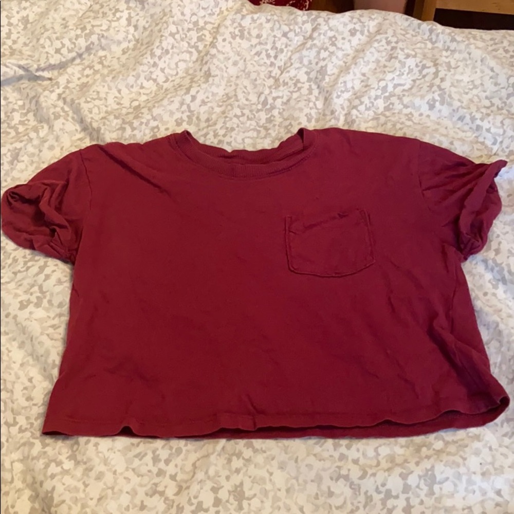 maroon h&m tshirt